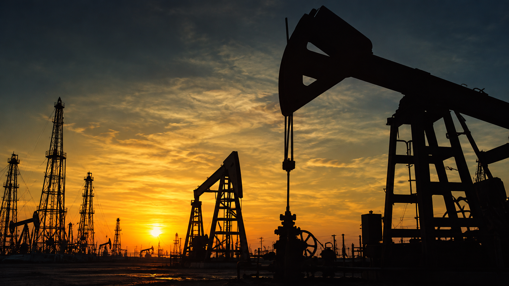 Campo petrolero al atardecer